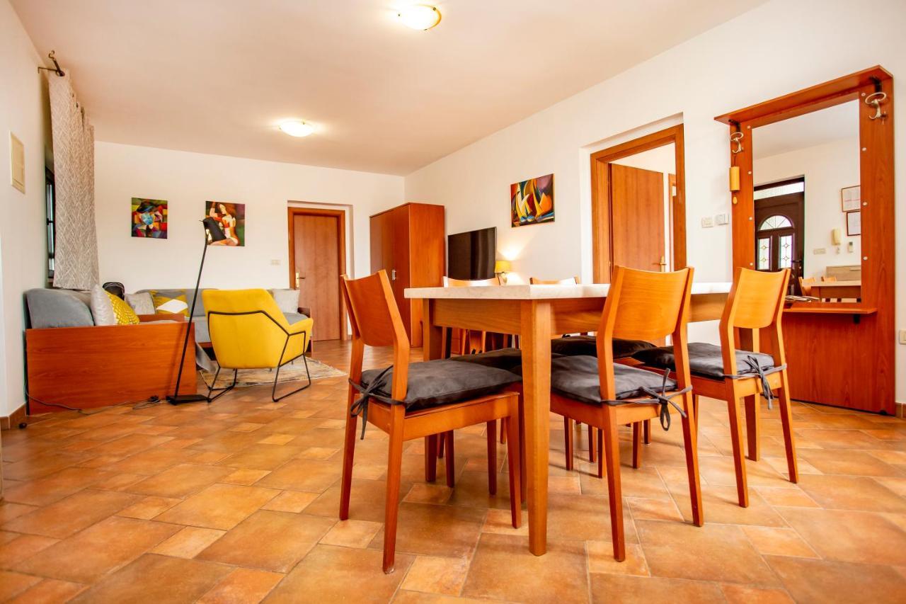 Apartments Maller Ровінь Екстер'єр фото
