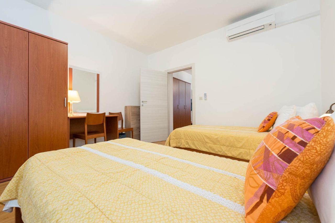 Apartments Maller Ровінь Екстер'єр фото